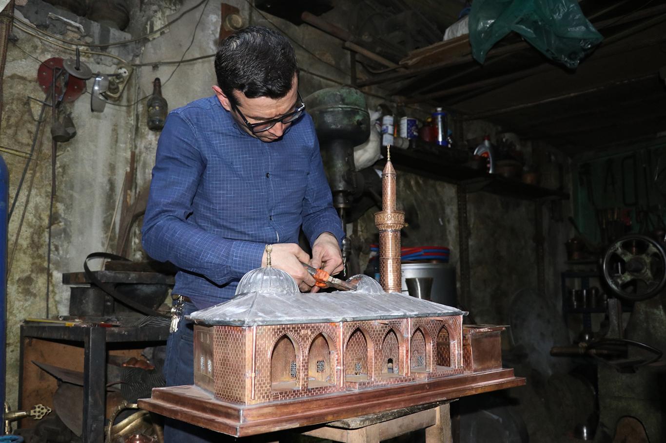 PKK'nin roket attığı Çalık Camii'nin maketini yaptı